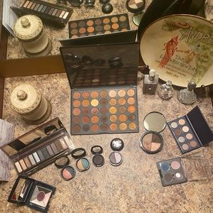 Bundle of 10 Eyeshadows